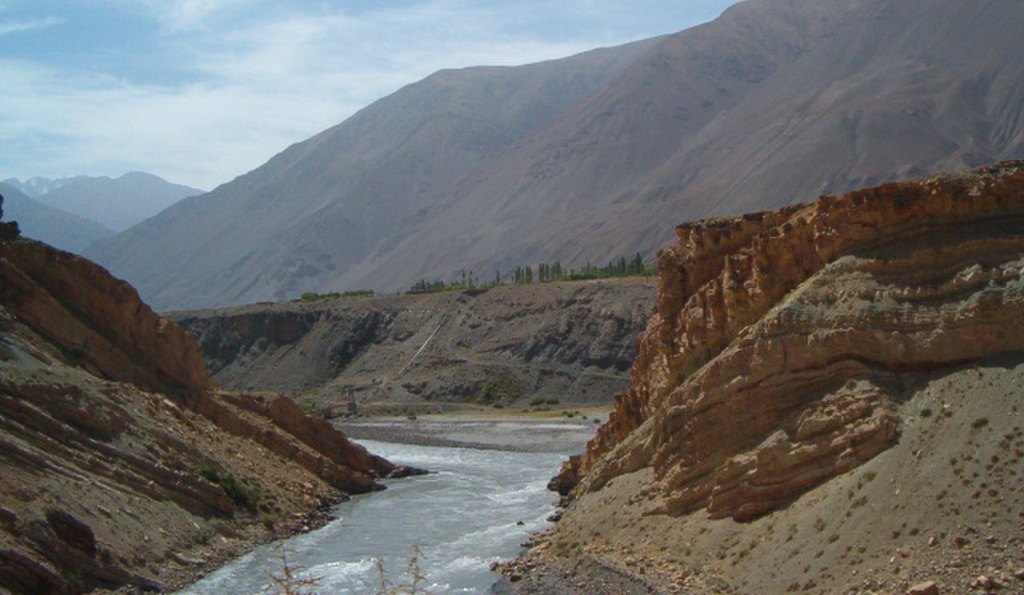 В Таджикистане расследуют самоубийство двух студенток, бросившихся в реку Зарафшан