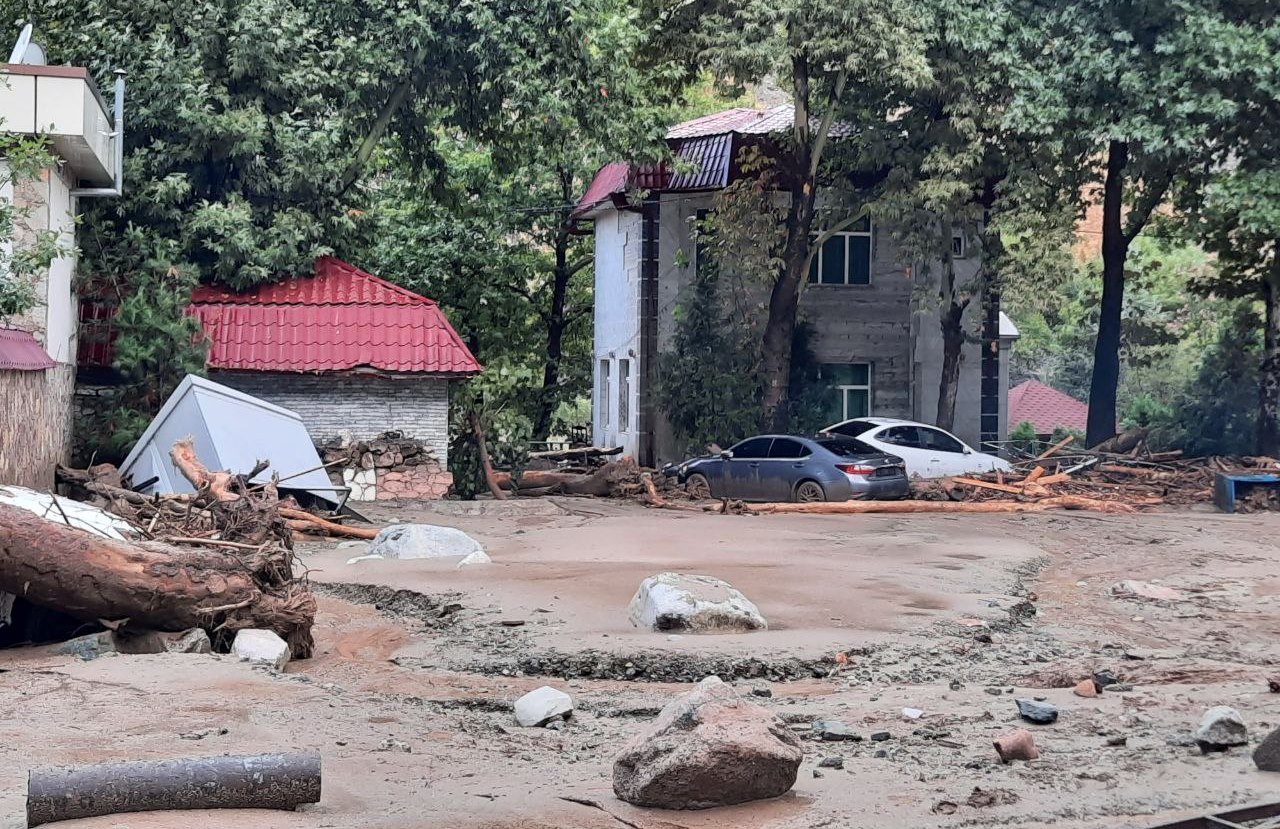 Без воды и электричества: жители Аджука Варзобского района все еще борются с последствиями наводнения