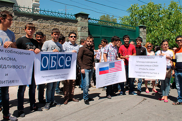 Посол Таджикистана в Бишкеке пообещал донести требования протестующих до центральной власти