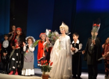 В Душанбе юные актеры показали спектакль «Снежная королева»