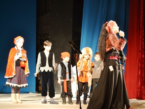 В Душанбе юные актеры показали спектакль «Снежная королева»