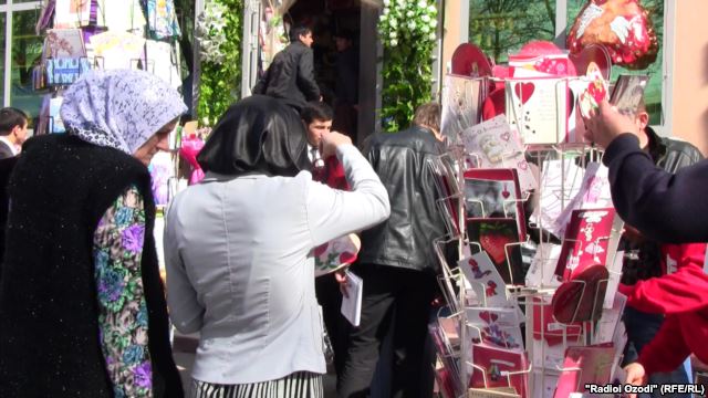 В день Святого Валентина в Душанбе «взлетели» цены на цветы и подарки